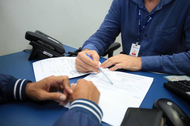 Dar aquela passadinha no banco para fazer uma operação de saque, retirada de extrato ou saldo, pagar os boletos que estão vencendo ou apenas verificar o quanto ainda resta na conta corrente faz parte da rotina de boa parte da população brasileira, principalmente no período de pagamento do salário. Mas o que muitos não sabem é que o excesso de operações bancárias gera taxas extras, que podem ser evitadas com a redução das idas e vindas ao banco. Atualmente, o Banpará (foto) conta com 116 agências distribuídas em 98 municípios (veja relação ao final da matéria), sendo 15 na capital e Região Metropolitana de Belém e 101 agências no interior.
FOTO: CARLOS SODRÉ / AG. PARÁ
DATA: 30.05.2018
BELÉM - PARÁ <div class='credito_fotos'>Foto: MÁCIO FERREIRA/ AG. PARÁ | <a href='/midias/2018/originais/69e5c20c-9020-4139-98e1-792cb46677e2.jpg' download><i class='fa-solid fa-download'></i> Download</a></div>