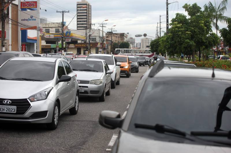 Os proprietários de veículos com finais de placas 03 a 33 têm até a próxima terça-feira (20) para garantir descontos no pagamento do Imposto sobre a Propriedade de Veículos Automotores (IPVA), segundo informa a Secretaria de Estado da Fazenda (Sefa). Na foto, veículos na avenida Duque de Caxias. 

FOTO: IGOR BRANDÃO / AG. PARÁ 
DATA: 16.02.2018 
BELÉM - PARÁ <div class='credito_fotos'>Foto: IGOR BRANDÃO / AG. PARÁ   |   <a href='/midias/2018/originais/69f17986-ceb3-4ed1-94cd-d43b935c6b66.jpg' download><i class='fa-solid fa-download'></i> Download</a></div>