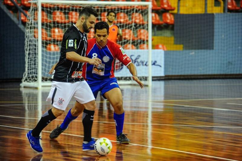 A Arena Guilherme Paraense foi palco de mais um grande evento esportivo na manhã deste domingo, 25. O futsal foi a modalidade que esteve em destaque na quadra da arena multiuso, durante amistoso entre as equipes do Corinthians (SP) e Shouse (PA). A partida terminou com o placar de 6 a 0 para o time paulista. De um lado, uma equipe veterana; de outro, um time estreante buscando mostrar a que veio, e conquistar a confiança da torcida paraense. Este foi o cenário do amistoso que levou cerca de 3 mil pessoas às arquibancadas do Mangueirinho. O jogo teve um primeiro tempo equilibrado, com as duas equipes mostrando qualidade. O time visitante abriu o placar; a equipe paraense buscou o gol de empate, mas não conseguiu. No segundo tempo a equipe corintiana marcou mais 5 gols, fechando a partida com o placar de 6 a 0.
FOTO:ASCOM /SEEL
DATA: 25.02.2018
BELÉM - PARÁ <div class='credito_fotos'>Foto: ASCOM SEEL | <a href='/midias/2018/originais/69f1e560-ebd8-4e7a-a8bb-b619e5003123.jpg' download><i class='fa-solid fa-download'></i> Download</a></div>