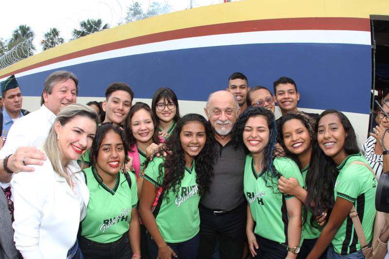Um painel, no pátio da Escola Estadual de Ensino Médio Ruth Guimarães Ferreira, no distrito de Murinim, em Benevides, mostra 16 alunos da unidade aprovados nos últimos vestibulares. Desses, 12 irão estudar na Universidade Federal do Pará (UFPA). São os primeiros resultados de um processo que começou há nove meses, quando a escola entrou em reforma e ampliação. A nova “Ruth Guimarães Ferreira” foi entregue oficialmente nesta segunda-feira, 26, pelo governador Simão Jatene. Reformada e ampliada, a escola tem agora seis salas de aula; quatro laboratórios (multiuso, multidisciplinar, informática e de leitura); cozinha; refeitório e dispensa; quadra poliesportiva, vestiários feminino e masculino; área de convivência; sala para Atendimento Educacional Especializado (AEE) e acessos para pessoas com deficiência. Espaços de sobra para seus 892 alunos, distribuídos em três turnos do Ensino Médio. A obra custou R$ 2,446 milhões.
FOTO: CRISTINO MARTINS / AG. PARÁ
DATA: 26.03.2018
BENEVIDES - PARÁ <div class='credito_fotos'>Foto: Cristino Martins/Ag. Pará | <a href='/midias/2018/originais/69f28362-0b8b-45fa-9275-a109356bbec4.jpg' download><i class='fa-solid fa-download'></i> Download</a></div>