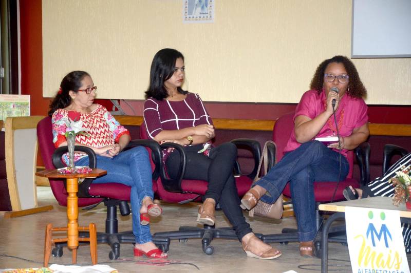 Nesta terça-feira (18), cerca de 250 pessoas participaram da cerimônia de encerramento do Programa Mais Alfabetização, entre coordenadores pedagógicos, diretores de escolas e dirigentes da Secretaria de Estado de Educação (Seduc). A programação foi realizada no auditório do Campus BR da Universidade da Amazônia (Unama), em Ananindeua, na Região Metropolitana de Belém. Na foto, Antonia Rosemar Borges, diretora da Escola Armando Correa.

FOTO: RAI PONTES / ASCOM SEDUC
DATA: 19.12.2018
ANANINDEUA - PARÁ <div class='credito_fotos'>Foto: Rai Pontes/Ascom Seduc   |   <a href='/midias/2018/originais/69f4686c-ecd1-443c-83fe-cba5058c08bc.jpg' download><i class='fa-solid fa-download'></i> Download</a></div>