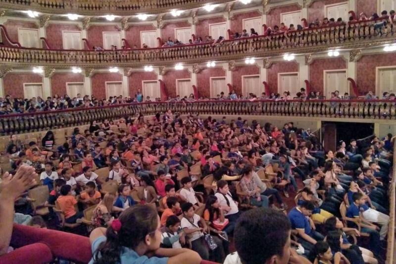 A música genuinamente brasileira encheu de sonoridade o Theatro da Paz na edição deste mês do Projeto Concertos Didáticos (foto). Promovido pela Fundação Carlos Gomes em parceria com as secretarias estaduais de Educação e de Cultura, além da Secretaria Municipal de Educação (Semec), o evento contou com um número expressivo de estudantes de escolas públicas, que lotou a plateia e os camarotes do teatro para assistir a uma aula diferente, cheia de música e brasilidade. Lucas Costa, de 9 anos, era um desses estudantes. Ele se acomodou em uma das frisas do teatro e acompanhou atento aos sons dos instrumentos e tudo que os professores contaram sobre o chorinho, considerado a primeira música urbana tipicamente brasileira. Foi a primeira visita dele ao teatro, onde recebeu informações que pretende guardar consigo por um longo período. “Aprendi o quanto a música é importante para a nossa vida”, disse o estudante da Escola Estadual de Ensino Fundamental São Jerônimo.
FOTO: ASCOM / FCG
DATA: 27.04.2018
BELÉM - PARÁ <div class='credito_fotos'>Foto: ASCOM FCG | <a href='/midias/2018/originais/69fc1851-dae5-43d5-8df8-9bfb97e6caf3.jpg' download><i class='fa-solid fa-download'></i> Download</a></div>