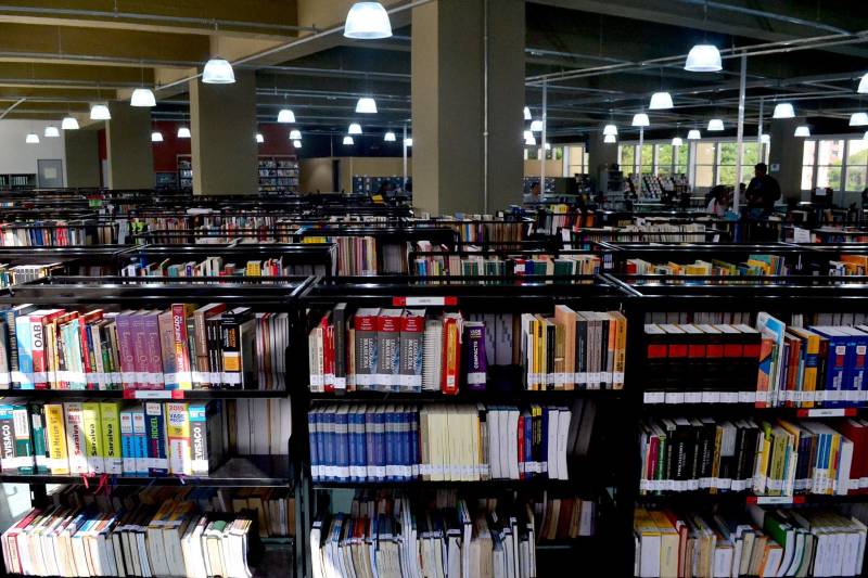 A Biblioteca Pública Arthur Vianna, da Fundação Cultural do Pará (FCP), comemora neste domingo, dia 25 de março, 147 anos de serviços prestados à população de Belém. São anos de dedicação dos funcionários que fazem parte do dia a dia deste espaço rico em informação e leitura, assim como o reconhecimento e valorização por parte dos usuários.
FOTO: AGILSON LOBATO / ASCOM FCP
DATA: 23.03.2018
BELÉM - PARÁ <div class='credito_fotos'>Foto: AGILSON LOBATO / ASCOM FCP | <a href='/midias/2018/originais/69fd431d-d383-49d1-ba92-6fef221f94ef.jpg' download><i class='fa-solid fa-download'></i> Download</a></div>