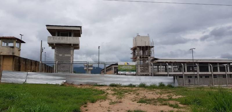 Com área total de mais de nove mil metros quadrados, a nova Cadeia Pública de Redenção (foto), no sudeste paraense, já está com 94,32% da obra concluída. A última etapa consiste no acabamento e equipagem da unidade prisional. A previsão de entrega é para março de 2019. A nova unidade prisional terá capacidade para 306 novas vagas e está orçada em mais de R$ 11 milhões.

FOTO: ASCOM / SUSIPE
DATA: 24.12.2018
REDENÇÃO - PARÁ <div class='credito_fotos'>Foto: ASCOM SUSIPE   |   <a href='/midias/2018/originais/69fef656-c744-460d-8c44-eed844cf0d6f.jpg' download><i class='fa-solid fa-download'></i> Download</a></div>