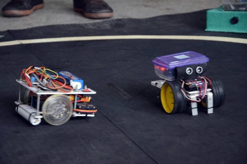 
“Participar desse processo de montagem do drone despertou em nós o interesse em aprender sobre Eletrodinâmica e Eletrostática, que são assuntos vistos apenas no 3º ano. Achei muito interessante, e agora quero fazer vestibular para Engenharia Elétrica ou Química”, contou a estudante Tassiana Ramos (foto), 16 anos. <div class='credito_fotos'>Foto: SECOM PA   |   <a href='/midias/2018/originais/6_agenciapara_a5efa209-b6b8-479f-b78b-ccc1176804f8.jpg' download><i class='fa-solid fa-download'></i> Download</a></div>