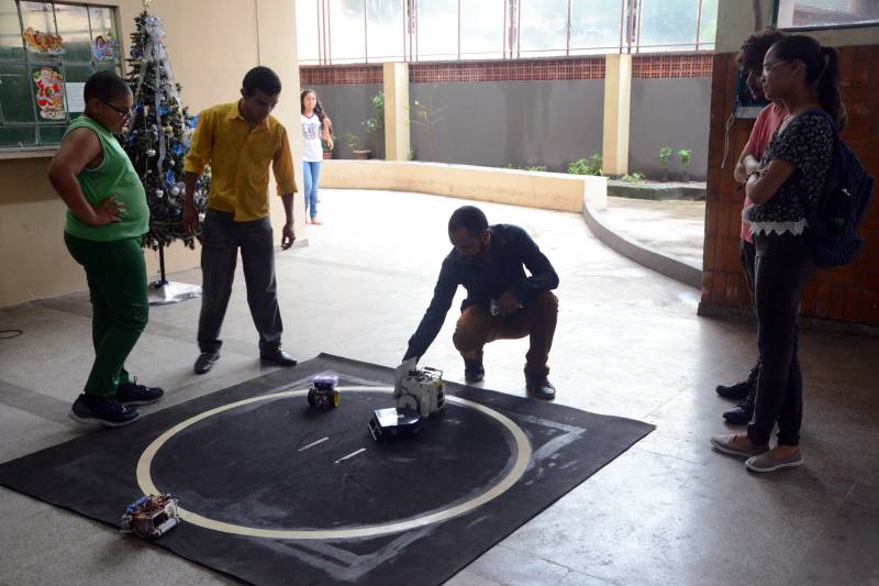 
“Participar desse processo de montagem do drone despertou em nós o interesse em aprender sobre Eletrodinâmica e Eletrostática, que são assuntos vistos apenas no 3º ano. Achei muito interessante, e agora quero fazer vestibular para Engenharia Elétrica ou Química”, contou a estudante Tassiana Ramos (foto), 16 anos. <div class='credito_fotos'>Foto: SECOM PA   |   <a href='/midias/2018/originais/6_agenciapara_a992eea1-23b4-4446-895b-25ea79a0bda4.jpg' download><i class='fa-solid fa-download'></i> Download</a></div>