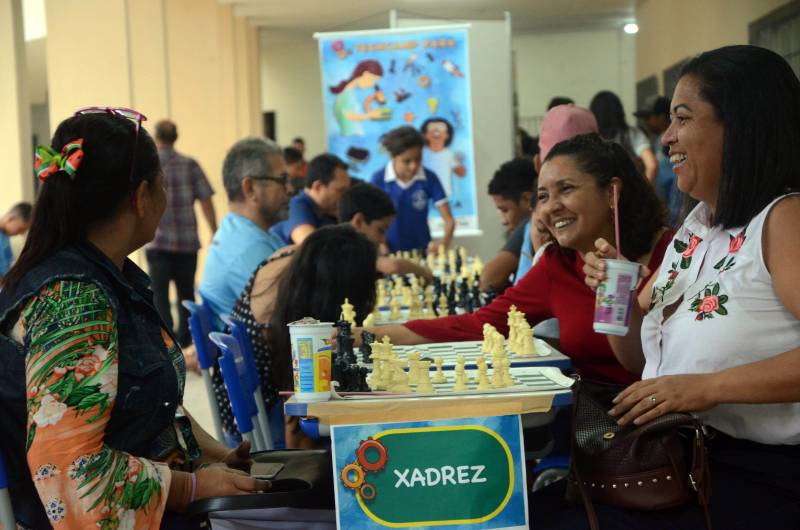 
“Participar desse processo de montagem do drone despertou em nós o interesse em aprender sobre Eletrodinâmica e Eletrostática, que são assuntos vistos apenas no 3º ano. Achei muito interessante, e agora quero fazer vestibular para Engenharia Elétrica ou Química”, contou a estudante Tassiana Ramos (foto), 16 anos. <div class='credito_fotos'>Foto: SECOM PA   |   <a href='/midias/2018/originais/6_agenciapara_e6b676c2-73a3-4cf8-bc9b-10bc75d9d541.jpg' download><i class='fa-solid fa-download'></i> Download</a></div>