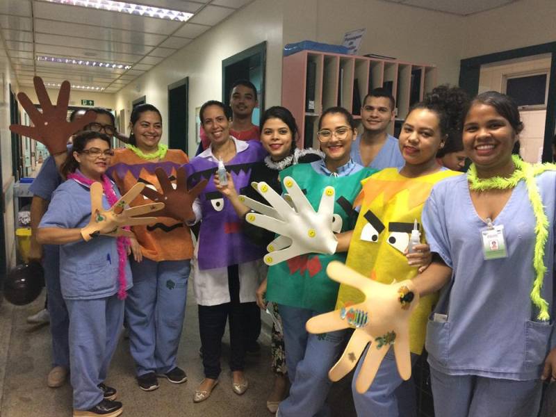 No Hospital Regional do Sudeste do Pará - Dr. Geraldo Veloso (HRSP), em Marabá (PA), desde um simples curativo a uma cirurgia de alta complexidade, o atendimento aos pacientes segue protocolos rigorosos. Essa rotina faz parte da cultura de segurança do paciente, disseminada a todos os profissionais que atuam na unidade (foto), com o objetivo de evitar erros durante a assistência. Para reforçar a importância dessas medidas, neste mês, a unidade realizou a sua II Semana Multiprofissional, cujo tema foi 'Segurança do Paciente: Meta Pai D'égua'. A programação envolveu colaboradores de todos os setores, mesmo aqueles que não atuam diretamente na assistência. Segundo o diretor-geral da unidade, Valdemir Girato, essa integração é fundamental para a qualidade do atendimento. 'Quando se trata de assistência, é preciso que todos falem a mesma língua e estejam unidos em prol do bem-estar do paciente. A atenção a cada detalhe, protocolo e procedimento é essencial para um atendimento qualificado e seguro, e isso independe da função do profissional na unidade. Todos estão ali cumprindo uma mesma missão: cuidar de vidas', afirmou o gestor.
FOTO: ASCOM / HRSP
DATA: 21.05.2018
MARABÁ - PARÁ <div class='credito_fotos'>Foto: ASCOM HRSP | <a href='/midias/2018/originais/6a0c54e1-f052-4301-87aa-82bb51a41656.jpg' download><i class='fa-solid fa-download'></i> Download</a></div>