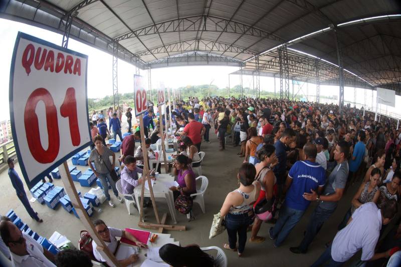 O governo do Pará, por meio da Companhia de Habitação do Pará (Cohab) entregou, neste sábado (24), as chaves dos 4 mil apartamentos do Residencial Viver Melhor Marituba. O local passa a ser, agora, a moradia de mais de 15 mil pessoas que aguardavam pelo empreendimento. Desde o início da manhã, servidores da Cohab estavam a postos, na quadra de esportes do Residencial, organizando a entrega das chaves dos apartamentos. A Companhia de Saneamento do Pará (Cosanpa) também atendia os novos moradores, que já podiam realizar o cadastro de suas unidades de consumo para ligação do fornecimento de água.
FOTO: THIAGO GOMES / AG PARÁ
DATA: 24.02.2018
MARITUBA - PARÁ <div class='credito_fotos'>Foto: Thiago Gomes /Ag. Pará | <a href='/midias/2018/originais/6a119855-dd1d-4a7b-9670-8eb7b38144fe.jpg' download><i class='fa-solid fa-download'></i> Download</a></div>