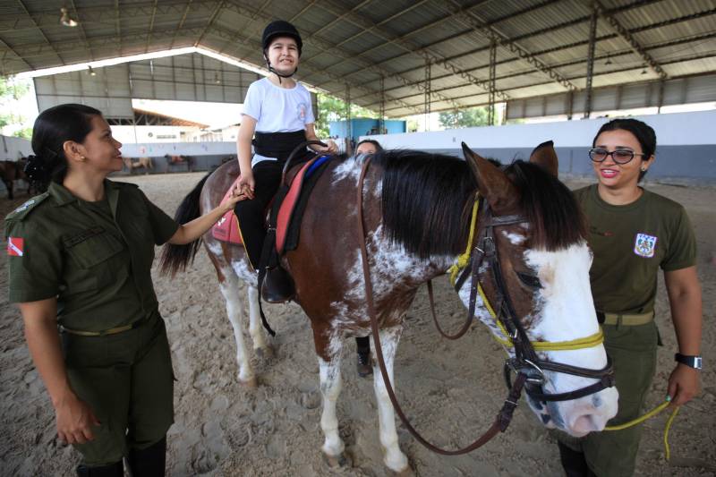 “Quando recebi a indicação de terapeutas e médicos de que meu filho autista deveria fazer equoterapia, não imaginava que conquistaríamos resultados tão maravilhosos, que ele começaria a interagir, perder o medo dos animais, melhorar a postura e ter mais autonomia”. O depoimento emocionado é de Isabel Melo, mãe de João Vitor, de 10 anos (foto), paciente do Programa de Equoterapia, realizado pela Polícia Militar do Pará.
FOTO: MÁCIO FERREIRA / AG. PARÁ
DATA: 02.04.2018
BELÉM - PARÁ <div class='credito_fotos'>Foto: MÁCIO FERREIRA/ AG. PARÁ | <a href='/midias/2018/originais/6a164a13-75b4-49ac-ab17-e8300c1fb61a.jpg' download><i class='fa-solid fa-download'></i> Download</a></div>