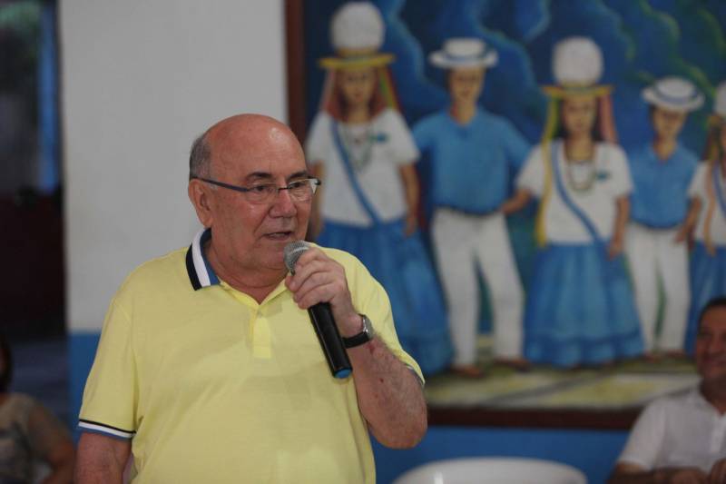 Em Tracuateua, o evento ocorreu no Salão da Marujada. O prefeito Tamariz Cavalcante comentou o trabalho da prefeitura realizado na área de saúde, e que os 4 km de asfaltamento irão contribuir com outra reivindicação dos moradores do município. Na foto, o senador Flexa Ribeiro.
FOTO: SIDNEY OLIVEIRA / AG. PARÁ
DATA: 14.06.2018
TRACUATEUA - PARÁ <div class='credito_fotos'>Foto: Sidney Oliveira/Ag. Pará | <a href='/midias/2018/originais/6a1ebbca-c270-475a-a220-11e7a00cbdc2.jpg' download><i class='fa-solid fa-download'></i> Download</a></div>