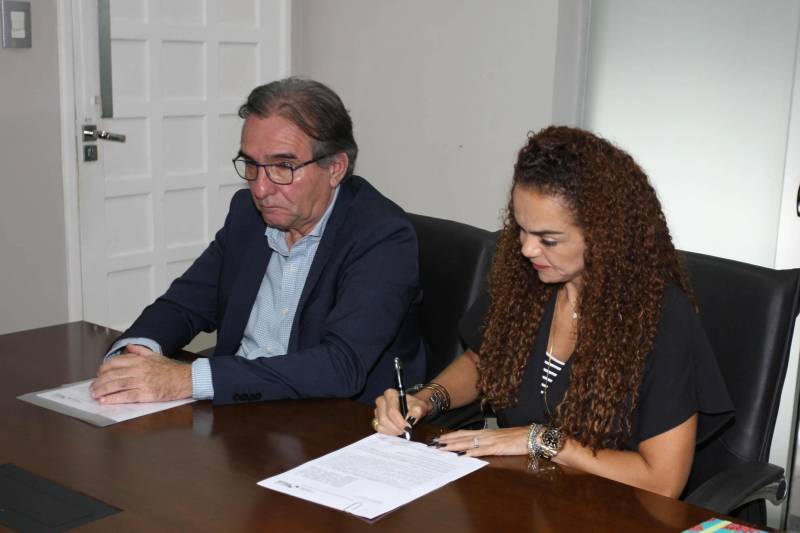 Governo do estado e Prefeitura de Belém assinaram nesta quinta-feira (19), um convênio para reforçar as ações de limpeza urbana na capital. O convênio, no valor de mais de R$35 milhões, foi assinado pelo governador Simão Jatene e o prefeito Zenaldo Coutinho, no Palácio do Governo. Os trabalhos devem iniciar, por volta de 30 dias, gerando trabalho e renda para cerca de 800 pessoas. A secretária extraordinária de Municípios Sustentáveis, Izabela Jatene (d) e o secretário de Saneamento de Belém, Cláudio Mercês (e), participaram da assinatura do convênio. Não é uma deferência especial à Belém, disse o governador Simão Jatene, mas parte de uma agenda de governo. “A crise econômica brasileira, que ainda não passou, dificultou a vida de estados e municípios”, afirmou o governador. “Como o estado se encontra em situação menos dramática, tem o dever institucional de minimizar problemas municipais”, explicou.
FOTO: ANTÔNIO SILVA / AG PARÁ
DATA: 19.04.2018
BELÉM - PARÁ <div class='credito_fotos'>Foto: ANTONIO SILVA / AG. PARÁ | <a href='/midias/2018/originais/6a277938-b551-43e0-a813-d041567ff3cc.jpg' download><i class='fa-solid fa-download'></i> Download</a></div>