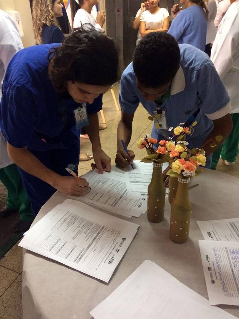 A internação hospitalar é uma situação que ninguém deseja. Mas, quando necessária, quanto mais acolhedora for, melhor para a recuperação do paciente. No Hospital Regional do Sudeste do Pará - Dr. Geraldo Veloso (HRSP), em Marabá (PA), para tornar esse período mais ameno para o usuário, o atendimento se baseia na Política Nacional de Humanização do Sistema Único de Saúde (SUS). Assim, desde o momento da admissão até a alta hospitalar, todas as etapas da assistência prezam pelo bom relacionamento, respeito às necessidades individuais, garantia dos direitos, segurança e qualidade.
FOTO: ASCOM / HRSP
DATA: 02.03.2018
MARABÁ - PARÁ <div class='credito_fotos'>Foto: ASCOM HRSP | <a href='/midias/2018/originais/6a2f00b6-4191-4e3f-8cfa-ed35f5c26950.jpg' download><i class='fa-solid fa-download'></i> Download</a></div>