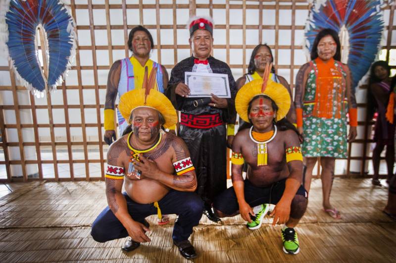 Cerimônia de outorga de grau aos 15 indígenas integrantes da primeira turma do povo Kayapo do curso de licenciatura intercultural indígena da Uepa, na manhã desta quinta-feira, 06, em São Félix do Xingu.

FOTO: NAILANA THIELY / ASCOM UEPA
DATA: 06.11.2018
SÃO FÉLIX DO XINGU - PARÁ <div class='credito_fotos'>Foto: Nailana Thiely / Ascom Uepa   |   <a href='/midias/2018/originais/6a3f4910-8f3b-41dc-b044-d2d6c4878a7d.jpg' download><i class='fa-solid fa-download'></i> Download</a></div>