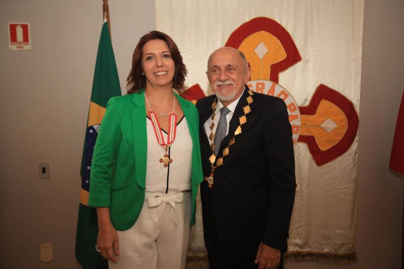 O Governo do Estado do Pará concedeu hoje 230 comendas do Mérito Grão-Pará (foto), a mais alta do Estado, a autoridades e servidores que se destacaram nos últimos oito anos de serviços prestados à população. “O ciclo que encerramos hoje não encerra nossa missão de servir ao público, porque uma vez servidores públicos, trabalhando em benefício da população, nunca mais deixamos de sê-lo, pois essa missão fica gravada em nossos corações”, disse o governador Simão Jatene aos agraciados. O governador entregou, pessoalmente, uma a uma as condecorações.  Das 230 medalhas, 14 foram no grau de Grande Oficial, 60 no grau de Comendador, 8 no grau de Oficial e 11 no grau de Cavaleiro aos servidores civis. Entre os militares, 4 receberam no grau de Comendador, 38 de Oficial e 109 no grau de Cavaleiro.

FOTO: CRISTINO MARTINS / AG. PARÁ
DATA: 31.12.2018
BELÉM - PARÁ <div class='credito_fotos'>Foto: Cristino Martins/Ag. Pará   |   <a href='/midias/2018/originais/6a421476-165b-4b75-873a-28011190d7f4.jpg' download><i class='fa-solid fa-download'></i> Download</a></div>