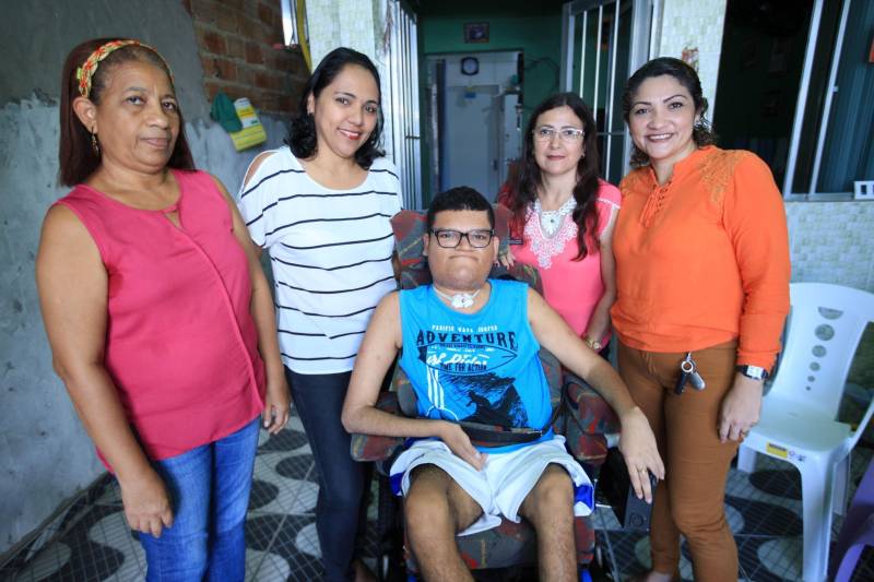 Junto com a Classe Hospitalar, existe também o projeto Atendimento Domiciliar que, hoje, atende 13 pacientes que se encontram em tratamento em casa. Um dos maiores orgulhos da equipe de educadores da Seduc é Breno Santiago, de 21 anos (foto). Aos dois anos, Breno teve uma infecção na medula e chegou a ser desenganado pelos médicos, mas resistiu e mesmo com comprometimentos na parte física e na fala, teve sua capacidade cognitiva preservada. Ele aprendeu a ler e a escrever com uma equipe de oito professores do Atendimento Domiciliar, e hoje se prepara para fazer a segunda prova do Exame Nacional de Ensino Médio (Enem), que acontece no próximo domingo (11).
FOTO: MÁCIO FERREIRA / AG. PARÁ
DATA: 08.11.2018
BELÉM - PARÁ <div class='credito_fotos'>Foto: MÁCIO FERREIRA/ AG. PARÁ | <a href='/midias/2018/originais/6a4a3045-01c1-42ae-be73-9f928b69a9ac.jpg' download><i class='fa-solid fa-download'></i> Download</a></div>