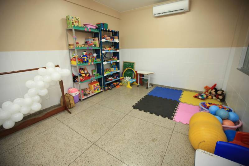 "Hoje vim para uma agenda de inauguração, mas vivi uma experiência de amor, que emana em cada ação dos alunos, professores, direção e de cada um que faz parte desta escola que se torna tão especial porque tem alma". A declaração foi feita pelo governador Simão Jatene, nesta terça, 27, durante a inauguração da obra de reforma e ampliação da Escola Álvares de Azevedo (foto), localizada no Bairro de Batista Campos, em Belém. O governador transformou a inauguração em uma grande confraternização. Passou a tarde na Escola e fez questão de cantar e dançar com os alunos, que expressaram muita gratidão pela obra. Atendendo atualmente 436 alunos, a “Álvares de Azevedo” é uma Unidade Especializada dedicada à educação de estudantes com deficiência visual, e que trabalha nos eixos da educação e da habilitação.
FOTO: MÁCIO FERREIRA / AG. PARÁ
DATA: 27.03.2018
BELÉM - PARÁ <div class='credito_fotos'>Foto: MÁCIO FERREIRA/ AG. PARÁ | <a href='/midias/2018/originais/6a4c0ef3-8fee-4fef-a3a0-5c90a1d32fe9.jpg' download><i class='fa-solid fa-download'></i> Download</a></div>