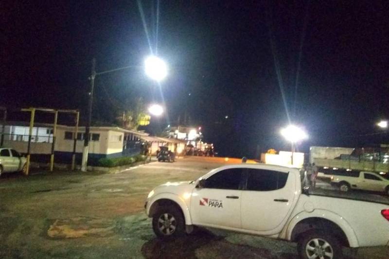 Na noite desta quarta-feira, 4, uma equipe da Agência de Defesa Agropecuária do Pará (Adepará) realizou uma ação de fiscalização em um porto particular de Icoaraci, onde foi feita abordagem na chegada de uma balsa oriunda do porto de Camará, no Marajó. Durante a ação, ocorreu a abordagem de um produtor que transportava uma carga de abacaxi sem a Guia de Trânsito Vegetal (GTV).
FOTO: ASCOM ADEPARÁ
DATA: 04.04.2018
BELÉM - PARÁ <div class='credito_fotos'>Foto: ASCOM ADEPARÁ | <a href='/midias/2018/originais/6a521fc5-a24d-43a4-ac46-4a889d78cbf3.jpg' download><i class='fa-solid fa-download'></i> Download</a></div>