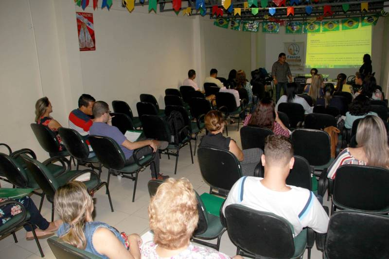 Profissionais que fazem parte do Sistema de Garantia de Direitos, da Associação dos Municípios do Arquipélago do Marajó (Amam), participaram nesta quarta-feira (20), na sede da Fundação de Atendimento Socioeducativo do Pará (Fasepa), em Belém, do último dia do “Encontro Temático da Socioeducação”, que teve como objetivo a implantação dos Planos Municipais de Atendimento Socioeducativo em 11 municípios paraenses. A partir de um diagnóstico situacional exposto por cada um dos participantes, enfatizando os desafios dentro das especificidades locais da política de prevenção e para o cumprimento de medidas socioeducativas em meio aberto, como Prestação de Serviço à Comunidade e Liberdade Assistida, a Fasepa prestará assessoramento técnico, para que juntamente com esses profissionais sejam estruturadas as bases de um documento que norteará as ações destinadas aos jovens.
FOTO: DANI VALENTE / ASCOM FASEPA
DATA: 20.06.2018
BELÉM - PARÁ <div class='credito_fotos'>Foto: DANI VALENTE/ ASCOM FASEPA | <a href='/midias/2018/originais/6a531284-96b6-4b05-a478-63eea0de75ab.jpg' download><i class='fa-solid fa-download'></i> Download</a></div>