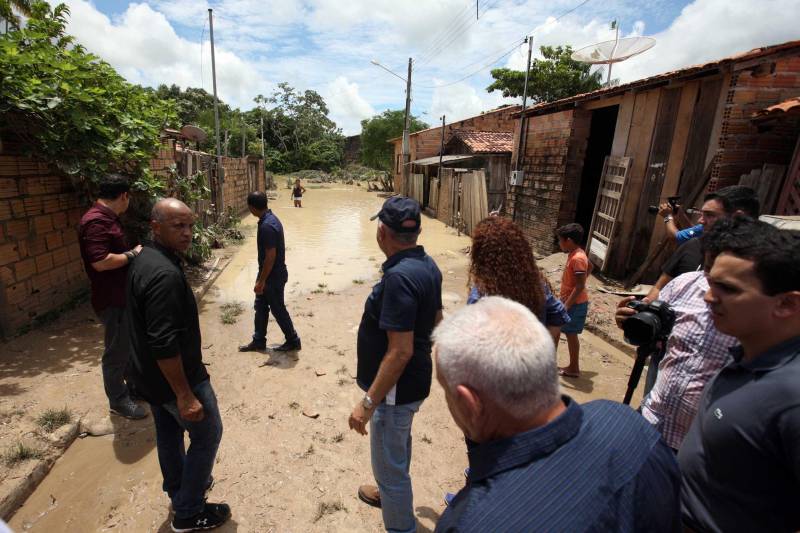 O Governador do Pará, Simão Jatene, esteve durante esta sexta-feira (13) no município de Paragominas. Além de visitar as áreas afetadas pela enxurrada que ocorreu na madrugada da quinta-feira (12), ele conversou com moradores atingidos, reuniu com autoridades municipais, secretários de estado, com o Corpo de Bombeiros e a Defesa Civil para traçar as metas e ações a serem cumpridas para restabelecer a normalidade na cidade. A forte enxurrada, que durou toda a madrugada, alagou cerca de 40% da cidade e atingiu 350 famílias. Até o momento, 13 locais foram adequados para funcionar como abrigo, entre escolas, associações, ginásios, entre outros, para receber desabrigados e desalojados.

FOTO: SIDNEY OLIVEIRA / AG. PARÁ
DATA: 13.04.2018
PARAGOMINAS - PARÁ <div class='credito_fotos'>Foto: Sidney Oliveira/Ag. Pará   |   <a href='/midias/2018/originais/6a55c8a7-ffbc-4795-9312-522599f706f3.jpg' download><i class='fa-solid fa-download'></i> Download</a></div>
