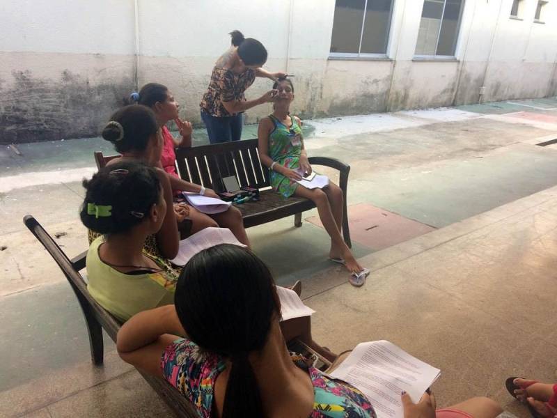 No Hospital Regional do Sudeste do Pará - Dr. Geraldo Veloso (HRSP), em Marabá (PA), o movimento nas enfermarias vai além de profissionais da assistência. Os pacientes também recebem cuidado especial dos integrantes do Programa de Voluntariado, por meio de atividades como musicoterapia e risoterapia. Neste mês, a unidade quis retribuir a dedicação dessas pessoas e homenageá-las durante a II Convenção dos Voluntários. Durante a programação, os participantes receberam cartas e assistiram a depoimentos de pacientes, acompanhantes e colaboradores gratos pelo tempo que os voluntários dedicam à atividade na unidade. Na foto, projeto de assistência religiosa com voluntários do hospital.

FOTO: ASCOM / HRSP
DATA: 02.06.2018
MARABÁ - PARÁ <div class='credito_fotos'>Foto: ASCOM HRSP   |   <a href='/midias/2018/originais/6a5726aa-b420-4c0e-882e-844debd9812b.jpg' download><i class='fa-solid fa-download'></i> Download</a></div>