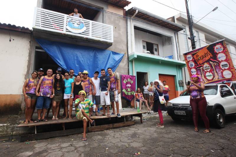 O professor Júlio Leal Gomes é natural de Vigia de Nazaré, no nordeste paraense, terra conhecida pela hospitalidade, principalmente em época festiva. Mantendo a tradição, no Carnaval Júlio e seus irmãos abrem a casa da família para amigos e outros parentes. Neste ano, o imóvel de quatro cômodos abrigou mais de 50 pessoas. Vigia tem um dos maiores e mais tradicionais carnavais do Pará. Nesta época do ano, a população do município, de 51.173 habitantes (Censo/IBGE), triplica com a chegada de brincantes oriundos de todo o Brasil, e os vigienses – igual coração de mãe - acolhem essa multidão. A estimativa é a cidade receber mais de 300 mil pessoas neste Carnaval. Na foto, a família de Júlio Leal Gomes.
FOTO: IGOR BRANDÃO / AG PARÁ
DATA: 13.02.2018
BELÉM - PARÁ <div class='credito_fotos'>Foto: IGOR BRANDÃO / AG. PARÁ | <a href='/midias/2018/originais/6a654002-8d94-4d28-8d40-c951be8fd97a.jpg' download><i class='fa-solid fa-download'></i> Download</a></div>