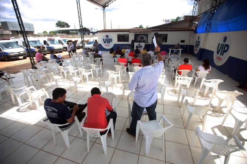 Todos os 24 lotes de veículos recuperáveis e sucatas pertencentes à frota do governo do Estado, que já não estavam mais em uso, foram negociados no leilão promovido, nesta quarta-feira, 18, pela Comissão de Leilão da Secretaria de Estado de Administração (Sead) e pela Vip Leilões, em Marituba, na região metropolitana de Belém. O leilão teve cerca de 600 acessos on-line e a presença de mais de 30 pessoas. Avaliados inicialmente em R$ 63.900,00, os lotes geraram um volume total de negócios preliminar no valor de R$ 189 mil, o que superou em aproximadamente 200% a estimativa inicial dos técnicos da Diretoria de Gestão do Patrimônio do Estado, organizadora do evento.
FOTO: THIAGO GOMES / AG. PARÁ
DATA: 18.04.2018
MARITUBA - PARÁ <div class='credito_fotos'>Foto: Thiago Gomes /Ag. Pará | <a href='/midias/2018/originais/6a6583e3-49d0-4ee6-9ff0-d50c6abf5560.jpg' download><i class='fa-solid fa-download'></i> Download</a></div>