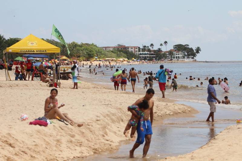 Com o início das férias escolares é hora de pegar a estrada para curtir as inúmeras opções de praias e balneários que o Pará dispõe. Neste sentido, prudência e cautela no trânsito são fundamentais para uma viagem com segurança. Entre os destinos mais procurados e próximos à capital paraense está o distrito de Mosqueiro (foto), distante 70 quilômetros do centro de Belém, com suas belíssimas praias de água doce que somam 17 quilômetros de extensão. A bucólica, como é carinhosamente conhecida, é uma das 86 localidades em todas as regiões do Estado, que receberão atenção especial durante a Operação Verão 2018, que contará com a participação de mais de 8 mil agentes de segurança pública. As ações tiveram início na sexta-feira (29) e seguem até o dia 31 de julho.
FOTO: CRISTINO MARTINS / AG. PARÁ
DATA: 01.07.2018
BELÉM - PARÁ <div class='credito_fotos'>Foto: Cristino Martins/Ag. Pará | <a href='/midias/2018/originais/6a855fac-6809-42e5-9c18-6d0bbda4f393.jpg' download><i class='fa-solid fa-download'></i> Download</a></div>