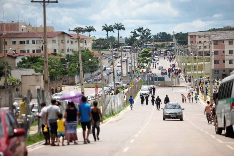 O governo do Pará, por meio da Companhia de Habitação do Pará (Cohab) entregou, neste sábado (24), as chaves dos 4 mil apartamentos do Residencial Viver Melhor Marituba. O local passa a ser, agora, a moradia de mais de 15 mil pessoas que aguardavam pelo empreendimento. Desde o início da manhã, servidores da Cohab estavam a postos, na quadra de esportes do Residencial, organizando a entrega das chaves dos apartamentos. A Companhia de Saneamento do Pará (Cosanpa) também atendia os novos moradores, que já podiam realizar o cadastro de suas unidades de consumo para ligação do fornecimento de água.
FOTO: THIAGO GOMES / AG PARÁ
DATA: 24.02.2018
MARITUBA - PARÁ <div class='credito_fotos'>Foto: Thiago Gomes /Ag. Pará | <a href='/midias/2018/originais/6a884963-b937-4cfa-bb9b-5ba64403c440.jpg' download><i class='fa-solid fa-download'></i> Download</a></div>