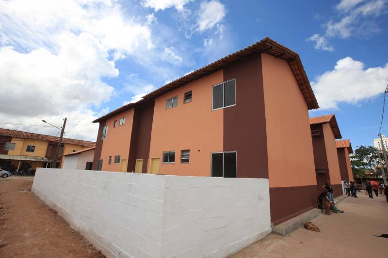 A Cohab entregou hoje(07) mais 30 unidades habitacionais do Projeto Taboquinha, em Icoaraci, que contempla a construção de moradias e infraestrutura urbana, incluindo a recuperação ambiental em torno do Igarapé Tabocão, propiciando a retomada das atividades dos pescadores da área. O projeto prevê ainda a entrega de mais 20 unidades habitacionais, o que deverá ocorrer em 2019. Seu Luís França, de 85 anos, foi um dos primeiros a chegar para a entrega das unidades habitacionais do Taboquinha. Ele ficou emocionado ao receber as chaves de sua nova casa. "Hoje é um dia de alegria pra mim, agradeço a todos que trabalharam nesse projeto, pra dar essa casa para nós", disse o idoso que irá morar com a filha no novo endereço.

FOTO: SIDNEY OLIVEIRA / AG. PARÁ
DATA: 07.12.2018
ICOARACI - PARÁ <div class='credito_fotos'>Foto: Sidney Oliveira/Ag. Pará   |   <a href='/midias/2018/originais/6a8b6491-7391-492c-93d0-81cb48d3b25c.jpg' download><i class='fa-solid fa-download'></i> Download</a></div>