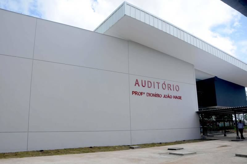 Um restaurante e um auditório (foto) foram entregues nesta sexta-feira (28), na sede da Secretaria de Estado de Educação (Seduc), na Avenida Augusto Montenegro, em Belém. Os dois espaços integram o conjunto de obras de revitalização, que inclui reforma e ampliação da sede do órgão, com previsão de conclusão para julho de 2019. A secretária de Estado de Educação, Ana Claudia Serruya Hage, presidiu a solenidade, ressaltando que fez “questão de iniciar essa obra na sede da Seduc contrariando a corrente de pensamento de alguns gestores, de que não se poderia mexer na sede antes de trabalhar as escolas. Mas os servidores que aqui atuam são tão importantes quanto os alunos nas escolas. E entregar o auditório e o restaurante hoje é um momento que serve para externar o nosso agradecimento aos secretários adjuntos e à equipe de servidores da Secretaria de Educação, pelo trabalho empreendido nesses quase quatro anos de gestão”. A secretária também agradeceu o apoio do governador Simão Jatene na realização de obras destinadas a melhorar a qualidade da educação no Estado.

FOTO: RAI PONTES / ASCOM SEDUC
DATA: 28.12.2018
BELÉM - PARÁ <div class='credito_fotos'>Foto: Rai Pontes/Ascom Seduc   |   <a href='/midias/2018/originais/6a941959-5401-4cdc-ac63-1473ae7a9bfb.jpg' download><i class='fa-solid fa-download'></i> Download</a></div>