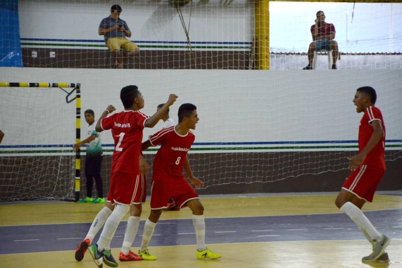 Emoção. Este foi o sentimento predominante nas partidas finais da regional de Carajás dos Jogos Estudantis Paraenses (Jeps), realizadas neste sábado (26), no Ginásio Poliesportivo de Parauapebas. Desta etapa, os municípios de Marabá, Parauapebas, Rondon do Pará, Jacundá e Bom Jesus do Tocantins são as delegações campeãs e, em junho, vão participar da etapa Estadual, em Belém.
FOTO: FERNANDO NOBRE / ASCOM SEDUC
DATA: 26.05.2018
PARAUAPEBAS - PARÁ <div class='credito_fotos'>Foto: FERNANDO NOBRE/ASCOM SEDUC | <a href='/midias/2018/originais/6a9e2e5b-de71-4efc-a939-9fdb84ed1de0.jpg' download><i class='fa-solid fa-download'></i> Download</a></div>