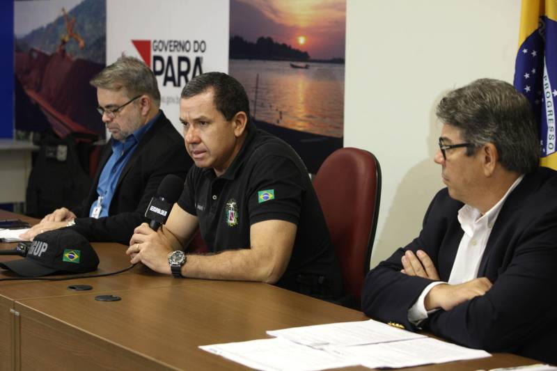 Dez caminhões transportando combustível seguiram no início da manhã desta terça-feira, 29, em direção às cidades de Santa Izabel, Castanhal, Santa Maria e Salinópolis, que já enfrentavam desabastecimento. Durante coletiva de imprensa realizada na manhã desta terça-feira (29), no auditório da Casa Civil, em Belém, o secretário adjunto de Gestão Operacional da Segup, André Cunha (foto), garantiu que novas operações serão realizadas, ainda esta semana, para levar combustíveis e insumos para outras regiões do Estado.
FOTO: RODOLFO OLIVEIRA / AG. PARÁ
DATA: 29.05.2018
BELÉM - PARÁ <div class='credito_fotos'>Foto: Rodolfo Oliveira/Ag. Pará | <a href='/midias/2018/originais/6a9f9f4c-22af-4c43-9dd6-52ffa8d54ed4.jpg' download><i class='fa-solid fa-download'></i> Download</a></div>
