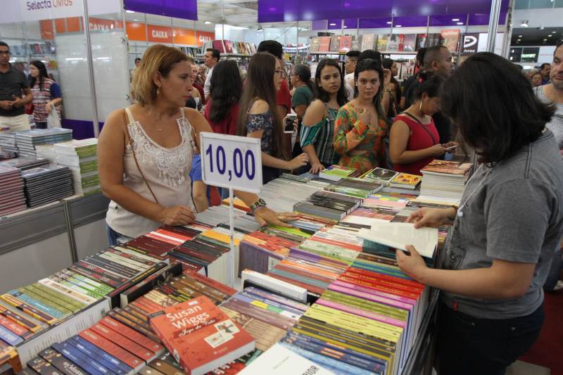 Corredores do Hangar Centro de Convenções durante a XXII Feira Pan-Amazônica do Livro, que começou neste sábado (2), em Belém. Um grande público compareceu ao segundo dia da feira, aproveitando as atrações culturais e as exposições nos estandes de livros na tarde de domingo.
FOTO: CRISTINO MARTINS / AG. PARÁ
DATA: 03.06.2018
BELÉM - PARÁ <div class='credito_fotos'>Foto: Cristino Martins/Ag. Pará | <a href='/midias/2018/originais/6aa32e6c-5849-435e-ba15-aa57bdc17e78.jpg' download><i class='fa-solid fa-download'></i> Download</a></div>