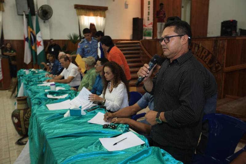 O produtor rural Nilson Corrêa da Silva, 23 anos, mora na comunidade Santo Ezequiel Moreno e produz alimentos em 700 hectares de terra na agrovila Acutipereira, no município de Portel, no arquipélago do Marajó. Mesmo morando e produzindo alimentos na comunidade, ele não possuía título de propriedade de terra. Para beneficiar produtores como Nilson, o governador Simão Jatene entregou, na manhã desta sexta-feira (23), títulos coletivos que beneficiaram mais de mil famílias. Os títulos também beneficiaram comunidades remanescentes de quilombos e povos tradicionais do município marajoara. O Pará foi o Estado que mais titulou áreas em prol dos remanescentes de quilombos no Brasil. Das 170 comunidades tituladas no país, 62 estão no Pará, sendo que destas 53 foram tituladas pelo Instituto de Terras do Pará (Iterpa).

FOTO: MÁCIO FERREIRA / AG. PARÁ
DATA: 23.03.2018
PORTEL - PARÁ <div class='credito_fotos'>Foto: MÁCIO FERREIRA/ AG. PARÁ   |   <a href='/midias/2018/originais/6aa86486-5099-4ac7-8fa2-1b7112f583d6.jpg' download><i class='fa-solid fa-download'></i> Download</a></div>