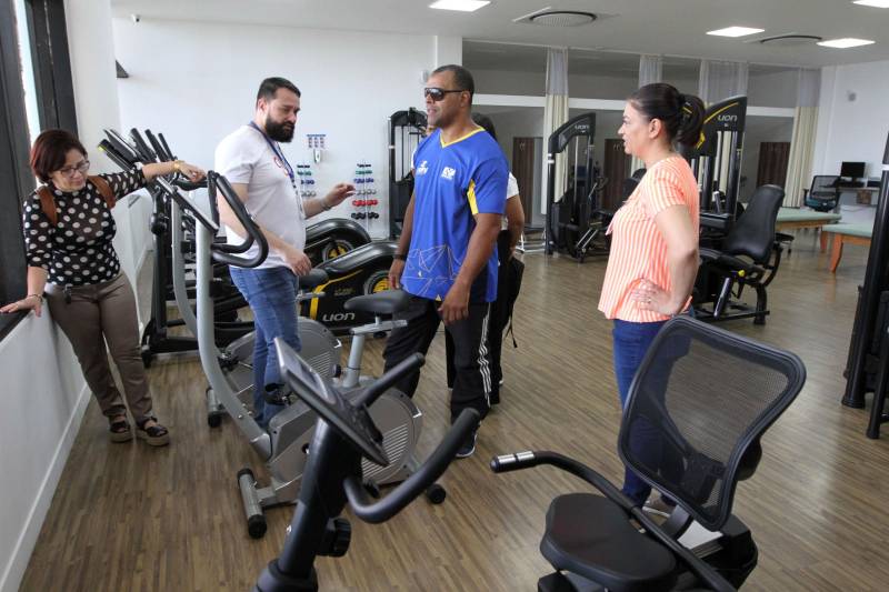 O Centro Integrado de Inclusão e Reabilitação (CIIR), em Belém, recebeu no último sábado (1°) a visita do tetracampeão paralímpico de judô Antônio Tenório. Acompanhado pelo diretor-executivo do Centro, José Neto, de outros diretores e fisioterapeutas, que descreveram a estrutura oferecida à população, o paratleta aprovou os recursos disponíveis no espaço.

FOTO: CRISTINO MARTINS / AG. PARÁ
DATA: 01.12.2018
BELÉM - PARÁ <div class='credito_fotos'>Foto: Cristino Martins/Ag. Pará   |   <a href='/midias/2018/originais/6aa9b410-fae0-4343-be4a-0dbeeda74a67.jpg' download><i class='fa-solid fa-download'></i> Download</a></div>