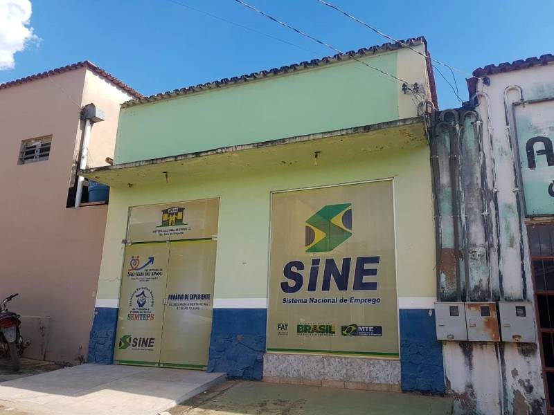 Técnicos das Secretarias Estaduais de Municípios Sustentáveis (Semsu) e de Gestão Estratégica (Seegest) estão no município de São Félix do Xingu para avaliar e alinhar as ações que estão sendo realizadas na implementação do projeto piloto dos Municípios Emblemáticos. A reunião com a equipe municipal foi realizada nesta terça-feira, 05, no auditório da Secretaria Municipal de Meio Ambiente (Semmas). O projeto de Município Emblemático congrega um reforço de ações previstas no Programa Municípios Sustentáveis (PMS) a fim de gerar cases que possam ser replicados em outras localidades. As ações foram definidas em parceria com as secretarias municipais que apontaram necessidades e propostas de desenvolvimento nos eixos social, ambiental e econômico, definidos a partir do workshop realizados em dezembro do ano passado, com os agentes realizadores do Estado e da Prefeitura Municipal. Na foto, posto do Sine (Sistema Nacional de Emprego).

FOTO: ASCOM / SEMSU
DATA: 05.06.2018
SÃO FÉLIX DO XINGU - PARÁ <div class='credito_fotos'>Foto: DANI FILGUEIRAS / ASCOM SEMSU   |   <a href='/midias/2018/originais/6ab06edb-66b4-4633-9996-cc5b3da7ce6d.jpg' download><i class='fa-solid fa-download'></i> Download</a></div>