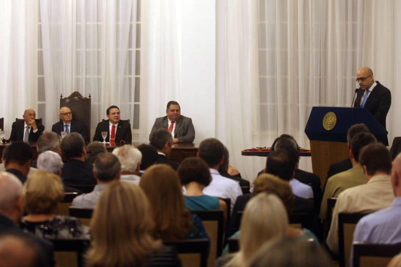 O governador Simão Jatene foi homenageado pela Associação do Corpo Consular no Estado do Pará (ACCP) com a Comenda do Mérito Consular João Clemente Baena Soares. A maior honraria da entidade foi entregue na noite desta quinta-feira (22), no salão nobre do prédio sede da Associação Comercial do Pará (ACP), em Belém. Na foto, o vice-cônsul de Portugal no Pará, Francisco Brandão.
FOTO: IGOR BRANDÃO / AG. PARÁ
DATA: 22.02.2018
BELÉM - PARÁ <div class='credito_fotos'>Foto: IGOR BRANDÃO / AG. PARÁ | <a href='/midias/2018/originais/6ab3e376-bccc-4e83-9373-f919f43c3d8d.jpg' download><i class='fa-solid fa-download'></i> Download</a></div>