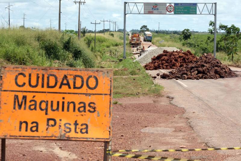 Serão retomados, nesta segunda-feira (16), os trabalhos de recuperação de um trecho de 15 metros da PA-256, localizado próximo a entrada do município de Paragominas. Equipes da Secretaria de Estado de Transportes (Setran) que já trabalhavam no local, receberam hoje todo o material necessário para dar continuidade a obra.
FOTO: SIDNEY OLIVEIRA / AG. PARÁ
DATA: 15.04.2018
PARAGOMINAS - PARÁ <div class='credito_fotos'>Foto: Sidney Oliveira/Ag. Pará | <a href='/midias/2018/originais/6ab917dd-a9a5-44a5-a0ae-12cd97400422.jpg' download><i class='fa-solid fa-download'></i> Download</a></div>