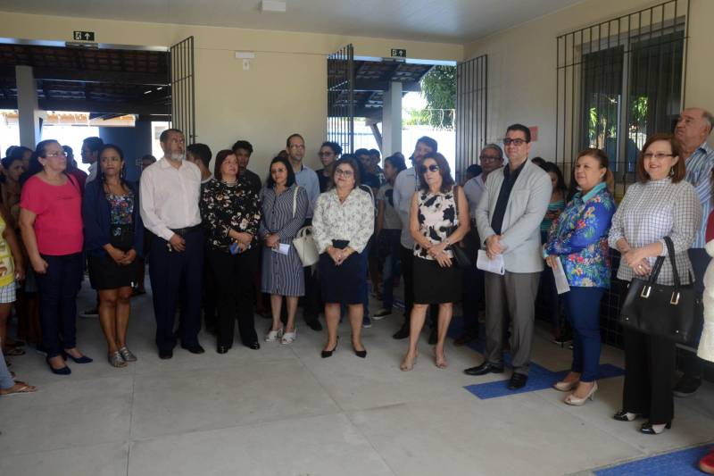 O Governo do Estado entregou, nesta quarta-feira (13), a obra da Escola Estadual de Ensino Fundamental e Médio Professora Consuelo Coelho de Souza (foto), localizada em Ananindeua.  A entrega à comunidade  foi presidida pela Secretária de Estado  de Educação, Ana Claudia Serruya Hage, que representou o Governador Simão Jatene. O evento reuniu os secretários adjuntos da Seduc, educadores, estudantes e  pessoas da comunidade 40 Horas. A escola foi integralmente reformada, ganhou três novas salas de aula e outros ambientes necessários ao funcionamento da administração e de atividades pedagógicas. Estão matriculados 785  alunos, sendo 230 alunos do Ensino Fundamental Maior e 555 do Ensino Médio. As aulas serão ministradas nos três turnos; duas turmas vão atender alunos  do Projeto Mundiar. A obra faz parte do Programa de Melhoria da Qualidade e Expansão da Educação Básica; foram investidos R$ 2,339 milhões de reais, oriundos do financiamento obtido pelo Governo do Estado junto ao Banco Interamericano de Desenvolvimento (BID).

FOTO: ELISEU DIAS / ASCOM SEDUC
DATA: 13.06.2018
BELÉM - PARÁ <div class='credito_fotos'>Foto: Eliseu Dias / Ascom Seduc   |   <a href='/midias/2018/originais/6ac342c7-81b5-4547-bead-5850ea8871ec.jpg' download><i class='fa-solid fa-download'></i> Download</a></div>