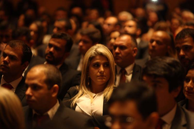 O Pará vai voltar a ter um delegado de polícia para cada município. A posse de 149 novos delegados da Polícia Civil, que aconteceu nesta segunda-feira (26) no Teatro Maria Sylvia Nunes, na Estação das Docas, vai garantir, com sobras, a cobertura completa dos 144 municípios do estado. Aprovados em concurso público, os novos delegados concluíram o curso de Formação da Polícia Civil do Pará no dia 15 deste mês. O curso foi o primeiro do Brasil a incluir sete disciplinas inéditas: Oratória, Atuação Policial frente aos Grupos Vulneráveis, Relacionamento com a Imprensa e Mídias Sociais, Abordagem Psicopatológica do Crime e da Violência, Investigação Financeira no Enfrentamento ao Crime de Lavagem de dinheiro, Noções Básicas de Enfrentamento às Fraudes Veiculares e Linguagem Brasileira de Sinais. O concurso aprovou ainda 300 investigadores, 180 escrivães e 20 papiloscopistas. Os novos policiais civis passaram por quatro meses de formação técnica e profissional na Acadepol. Com a nomeação, o próximo passo será a lotação dos novos servidores públicos nas unidades de Polícia Civil do estado, quando eles saberão em qual região do Pará trabalharão inicialmente.
FOTO: SYDNEY OLIVEIRA / AG. PARÁ
DATA: 26.02.2018
BELÉM - PARÁ <div class='credito_fotos'>Foto: Sidney Oliveira/Ag. Pará | <a href='/midias/2018/originais/6ac4d2a3-4753-48ff-b1ad-5abe91a70965.jpg' download><i class='fa-solid fa-download'></i> Download</a></div>