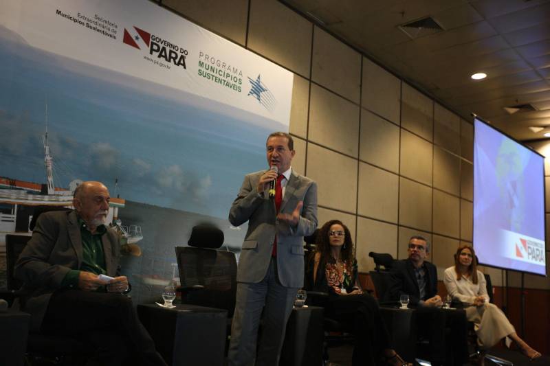 O primeiro dia do Fórum Permanente de Prefeitas e Prefeitos dos Municípios Sustentáveis contou com a participação de 85 prefeitos , 17 vices e 21 secretários municipais dos 141 municípios manifestaram interesse em adotar as diretrizes do programa. Para o governador Simão Jatene, esta grande participação simboliza a união de agentes públicos que colocaram os interesses coletivos acima dos interesses individuais para construir um estado melhor para todos. Com o tema “Gestão Compartilhada”, o evento traz as experiências e os desdobramentos das agendas governamentais que foram planejadas em parceria com as gestões municipais. Através da Secretaria Extraordinária de Municípios Sustentáveis (Semsu) Governo do Pará, por meio da Semsu, investe na capacitação dos municípios para a promoção de uma gestão fiscal eficiente. Para Izabela Jatene, este primeiro dia serviu para sinalizar o quanto os gestores estão preocupados com o equilíbrio da questão fiscal dos municípios e em desenvolver uma governança compartilhada para desenvolver seus municípios. Na foto, o presidente da Alepa, deputado Márcio Miranda.
FOTO: ANTÔNIO SILVA / AG. PARÁ
DATA: 07.02.2018
BELÉM - PARÁ <div class='credito_fotos'>Foto: Antônio Silva/Ag. Pará | <a href='/midias/2018/originais/6ac612d3-70d2-43d0-9078-d9aca42e052f.jpg' download><i class='fa-solid fa-download'></i> Download</a></div>