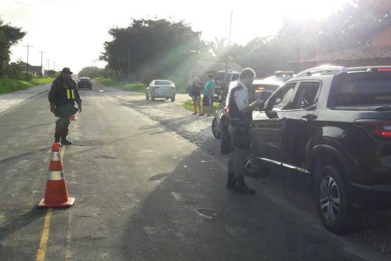 Para garantir maior segurança e tranquilidade no retorno à Região Metropolitana de Belém no feriado prolongado, o governo do Estado adotará uma medida inédita na Rodovia BR-316: a inversão de uma faixa, em sete quilômetros, no sentido de saída da capital, nesta terça-feira (13), das 16 às 22 h, e na quarta-feira (14), das 06 às 14 h. A medida visa permitir a fluidez do tráfego de veículos entre o KM-13, no município de Marituba, próximo ao Instituto de Ensino de Segurança Pública (Iesp), e o KM-06, no município de Ananindeua, no retorno após o posto de serviço da Polícia Rodoviária Federal.
FOTO: ASCOM / NGTM
DATA:13.02.2018
BELÉM - PARÁ <div class='credito_fotos'>Foto: ASCOM NGTM | <a href='/midias/2018/originais/6acb5091-e4c3-4f6b-a3f6-87b32d7c8b83.jpg' download><i class='fa-solid fa-download'></i> Download</a></div>