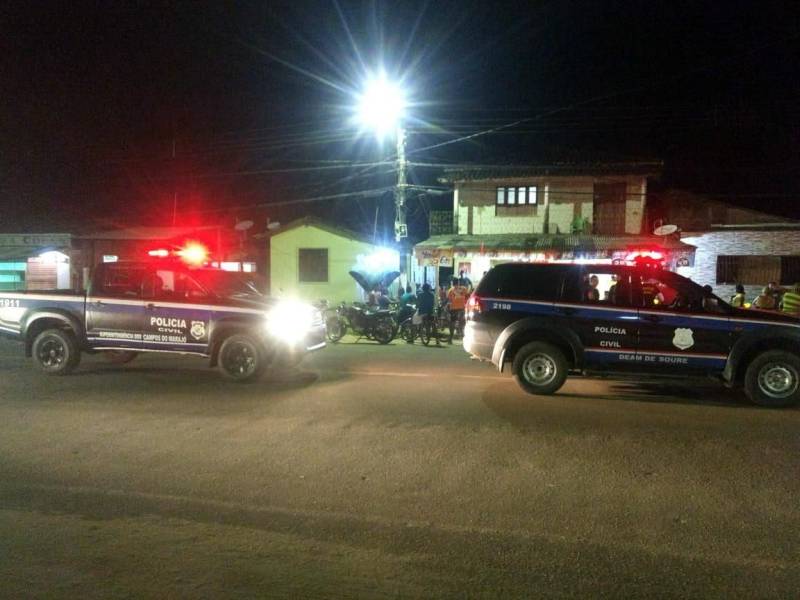 Durante as ações previstas na Operação Verão, as Polícias Civil e Militar, em conjunto com agentes de trânsito do Detran, realizaram, neste final de semana, diversas fiscalizações para prevenir ocorrências de crimes no trânsito e verificar a regularidade de veículos em tráfego nas cidades de Salvaterra e Soure, na Ilha do Marajó. Entre a noite de sexta-feira (6) e a madrugada deste domingo (8), barreiras de fiscalização foram montadas para abordar veículos em trânsito e verificar documentação. "Foram feitas revistas nas bagagens, abordagem em pessoas em atitudes suspeitas e blitzes com o Detran. No geral, tudo calmo, mas tivemos muita infração administrativa constatada pelos agentes do Detran", explica o delegado Rodrigo Amorim, titular da Superintendência da Polícia Civil na Região do Marajó Oriental, que abrange as cidades de Soure e Salvaterra, e outros quatro municípios. A maioria das infrações constatadas era quanto ao atraso no pagamento do Imposto Sobre a Propriedade de Veículos Automotores (IPVA).
FOTO: ASCOM / POLÍCIA CIVIL
DATA: 08.07.2018
SOURE - PARÁ <div class='credito_fotos'>Foto: Ascom / Polícia Civil | <a href='/midias/2018/originais/6acd2596-1305-4cf8-b65f-5e008d975a23.jpg' download><i class='fa-solid fa-download'></i> Download</a></div>