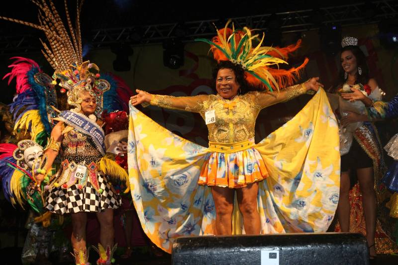 Mais de quatro mil idosos caíram na folia na tarde desta quarta-feira (7), durante o 18° Baile Carnavalesco da Melhor Idade, do projeto Vida Ativa, executado pela Secretaria de estado de Esporte e Lazer (Seel). Uma das grandes atrações foi o concurso que escolheu a “Rainha das Rainhas” da terceira idade, título que este ano ficou com a candidata Lindaura Cardoso, de 63 anos (foto).
FOTO: CARLOS SODRÉ / AG. PARÁ
DATA: 07.02.2018
BELÉM - PARÁ <div class='credito_fotos'>Foto: CARLOS SODRÉ / AG. PARÁ | <a href='/midias/2018/originais/6acf82dd-12d3-4c74-a53e-b86d3d662fb2.jpg' download><i class='fa-solid fa-download'></i> Download</a></div>