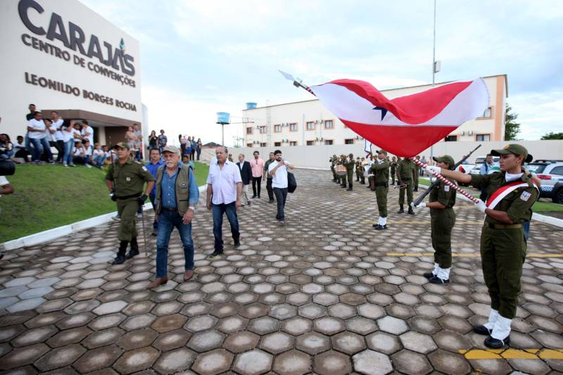 O Governador do Estado, Simão Jatene, também entregou para a região mais de 90 viaturas (foto) , 65 caminhonetes e 27 carros utilitários (pálios weekend), com destaque para duas da patrulha rural e uma para ronda escolar específica para Marabá. O Secretário de Estado de Segurança Pública, Luiz Fernandes, ressaltou que os veículos vão substituir a frota nas regiões sul e sudeste. “Surgiu uma demanda do policiamento rural, e já uma semana depois, por determinação do governador, já trouxemos as viaturas e já temos o policiamento disponível para fazer esse patrulhamento, que vai iniciar na região sudeste, mas se estenderá para a região sul e nordeste do estado. Hoje estamos substituindo toda a frota de veículos da região sul e sudeste, além disso o governador determinou onde tiver policiamento vai ter uma viatura, e já foi apresentado para a região os novos policiais que tomaram posse, nós não temos mais nenhum município sem delegado”, pontuou. Outras conquistas citada pelo Secretário da SEGUP foi o aumento do Núcleo de Apoio à Investigação e a criação de um conselho regional para acompanhar as ações de segurança pública.
FOTO: SIDNEY OLIVEIRA / AG. PARÁ
DATA: 06.04.2018
MARABÁ - PARÁ <div class='credito_fotos'>Foto: Sidney Oliveira/Ag. Pará | <a href='/midias/2018/originais/6ad6dd3b-10ad-4d8a-a7c6-cca400fee369.jpg' download><i class='fa-solid fa-download'></i> Download</a></div>