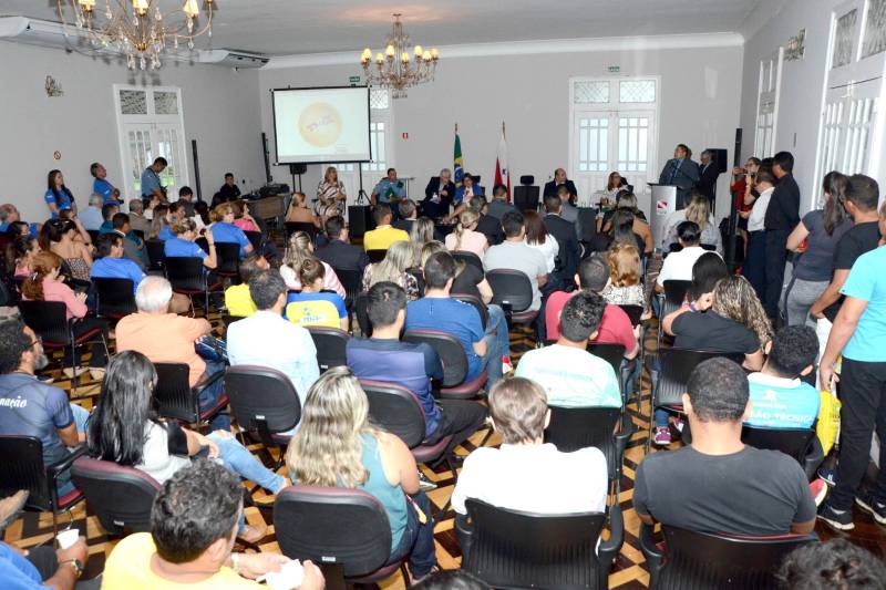 O Selo Comemorativo aos 60 anos dos Jogos Estudantis Paraenses (JEPs) foi lançado nesta segunda-feira (18) pela Secretaria de Estado de Educação (Seduc). A cerimônia, que ocorreu no auditório do Palácio do Governo do Estado, em Belém, reuniu autoridades, dirigentes esportivos, professores e atletas em uma festa do esporte estudantil.

FOTO: FERNANDO NOBRE / ASCOM SEDUC
DATA: 18.06.2018
BELÉM - PARÁ <div class='credito_fotos'>Foto: FERNANDO NOBRE/ASCOM SEDUC   |   <a href='/midias/2018/originais/6ad87ce2-d5d5-4983-a281-4ef5340235d3.jpg' download><i class='fa-solid fa-download'></i> Download</a></div>