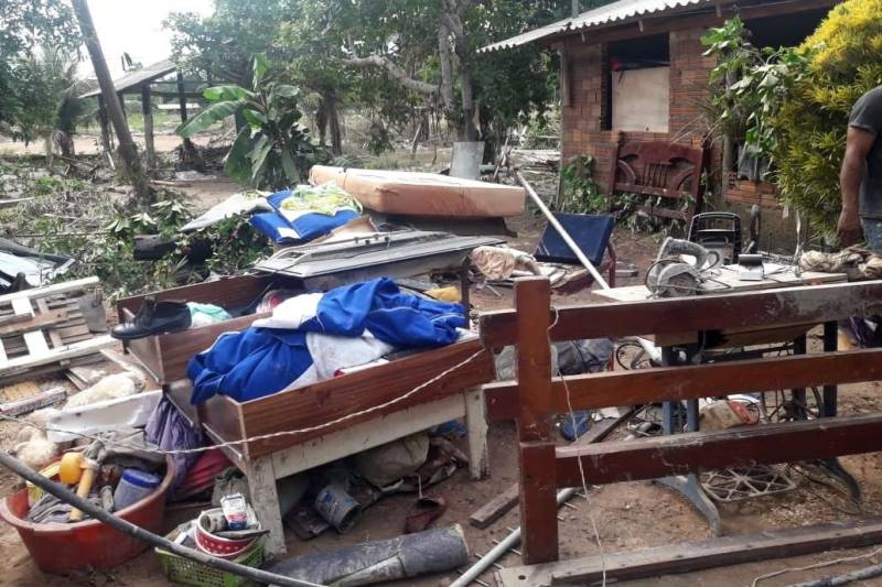 A chuva forte que caiu durante a tarde e a noite da última segunda-feira (26) em Redenção, provocou o rompimento de três represas em áreas privadas no município e, com isso, afetou 250 famílias em 12 bairros da cidade.

FOTO: ASCOM DEFESA CIVIL
DATA: 26.11.2018
REDENÇÃO - PARÁ <div class='credito_fotos'>Foto: ASCOM / DEFESA CIVIL    |   <a href='/midias/2018/originais/6adede8d-fac7-4aa6-aeb2-e57b31881d8c.jpg' download><i class='fa-solid fa-download'></i> Download</a></div>