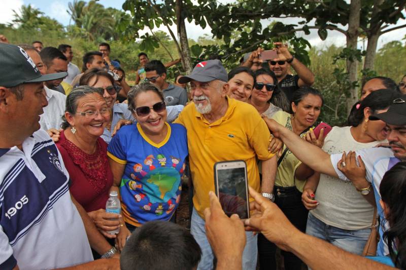 "Agora a população terá um lugar mais organizado, com mais higiene para comprar seu pescado e a sua carne. E pra gente que possui restaurante é melhor ainda, pois além da facilidade de adquirir os alimentos, o mercado também atrai clientes", comemorou Jaqueline Cardoso, 20 anos, que possui um ponto de venda de comidas em frente ao Mercado Municipal José Noronha Monteiro, no distrito de Boa Vista, em Quatipuru, no nordeste paraense. O espaço foi entregue oficialmente à população nesta segunda-feira (19), assim como as obras de pavimentação asfáltica da PA-446 e de cinco pontes em concreto ao longo da rodovia. A cerimônia contou com a presença do governador Simão Jatene, parlamentares, prefeitos da região entre outras autoridades locais. "Essas são importantes obras que vão beneficiar não só a população de Quatipuru, mas de toda a região. E faço questão de ressaltar que em todas elas existe o dinheiro dos impostos que todos nós paraenses pagamos. Esse é o retorno que fazemos questão de dar à população. Nós gestores somos apenas instrumentos desse grande desenvolvimento, quem financia é o povo", afirmou o governador Simão Jatene.
FOTO: CRISTINO MARTINS / AG. PARÁ
DATA: 19.03.2018
QUATIPURU - PARÁ <div class='credito_fotos'>Foto: Cristino Martins/Ag. Pará | <a href='/midias/2018/originais/6ae00ffe-c79b-4937-907e-6136716a9aec.jpg' download><i class='fa-solid fa-download'></i> Download</a></div>