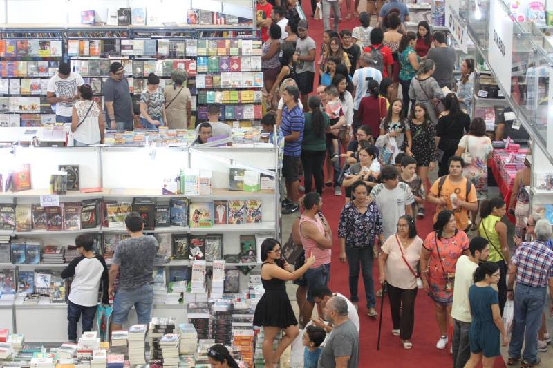 Corredores do Hangar Centro de Convenções durante a XXII Feira Pan-Amazônica do Livro, que começou neste sábado (2), em Belém. Um grande público compareceu ao segundo dia da feira, aproveitando as atrações culturais e as exposições nos estandes de livros na tarde de domingo.
FOTO: CRISTINO MARTINS / AG. PARÁ
DATA: 03.06.2018
BELÉM - PARÁ <div class='credito_fotos'>Foto: Cristino Martins/Ag. Pará | <a href='/midias/2018/originais/6ae45382-952a-4e2e-b2ca-b33223db69ae.jpg' download><i class='fa-solid fa-download'></i> Download</a></div>